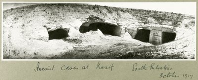 Cuevas antiguas en Kasif, Palestina del Sur, octubre 1917 de Capt. Arthur Rhodes
